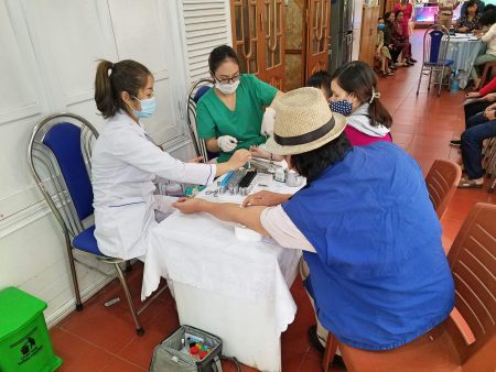 Các nhân viên y tế của phòng khám đang lấy máu xét nghiệm cho bệnh nhân