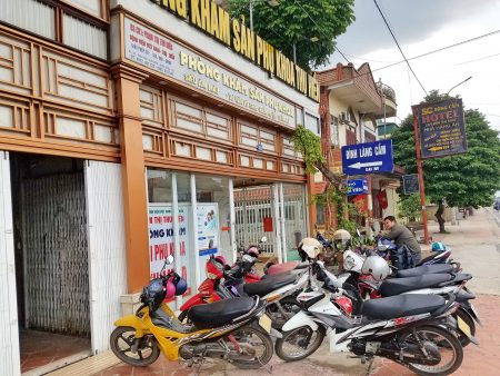 Phòng khám tiếp đón rất nhiều khách hàng đến sớm